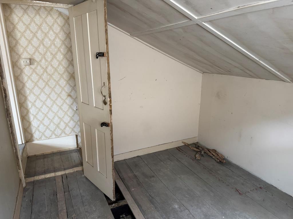 Lot: 110 - TOWN CENTRE HOUSE FOR IMPROVEMENT - Looking Back Into Bedroom Two